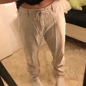 Linne byxor - Beige linnebyxor, herr modell i storlek 30, de sitter som lågmidjade byxor men är aldeles för långa för mig som är 154