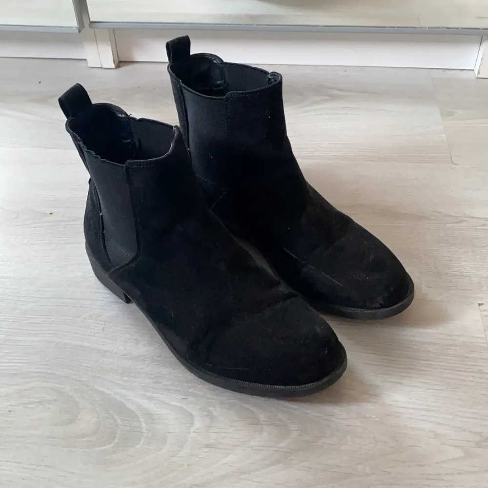 Svarta boots som är för små, storlek 37. Skor.