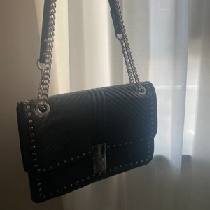 Svart väska - Säljer denna väskan köpt på Zara för ett tag sen! Den är använd men i fint skick❤️‍🔥