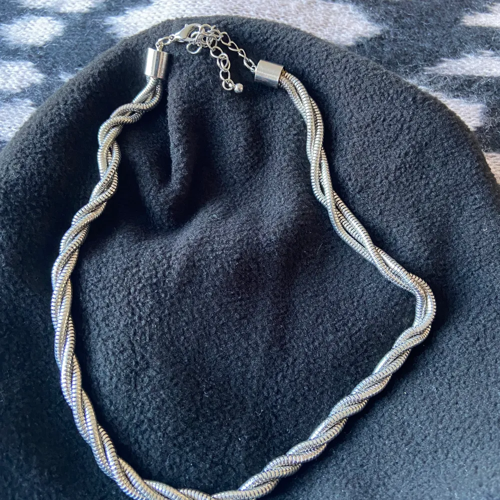 Silverfärgad halsband hämta hos mig eller skickar för 13kr . Accessoarer.