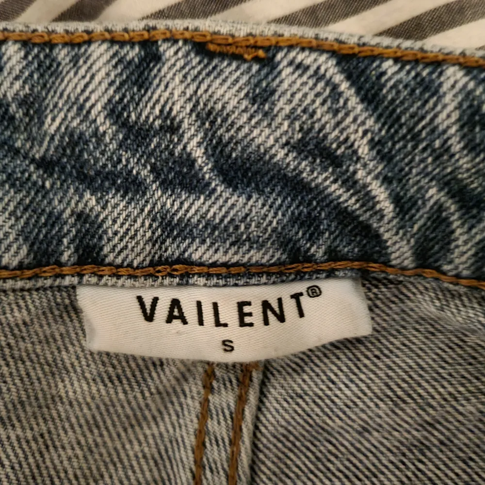 Jättesköna jeans i strl S från Vailent. Köpt på Carlings, sitter oversized på mig som oftast bär S, så passar även för M om man vill ha den lite tightare! I fint skick och säljes pga för liiite för stora i storleken🥰                                                                                 Köparen står för frakt!🌼. Jeans & Byxor.