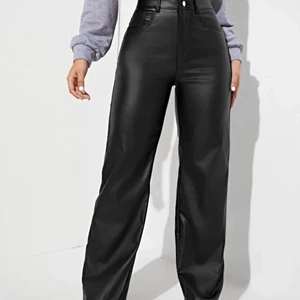 Svarta fina skinnbyxor  - Säljer ett par svarta skinnbyxor från shein för att dom inte kommer till användning. I storlek XS men passar även S. Använda bara en gång och de är inget fel på dom inga fläckar osv, så dom är helt som nya. (Fake skinn) kom privat för flera bilder på dom:)) (sätt ej bud om ni inte är 100% på att ni ska ha dom) 