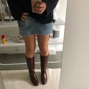 Jeanskjol⭐️🌟 - Denna jeanskjol är SJUKT SNYGG! Men tyvärr har den blivit lite liten för mig! Den kommer ifrån hm, men köpt för flera år sedan! Lätt att styla och passar till alla sesonger!