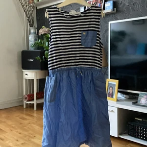 Hm klänning - Gott skick använd 2 gånger. Säljs för 30kr köpt för 100. Str 150 för ungefär 10 åringar. 