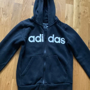 Adidas kofta - Säljer två adidas koftor för 30kr/st använt ett par gånger. Köptes för 150. Dem är i bra skick och säljs på grund av storlek. Storlek 140 för barn i 9-10 år.