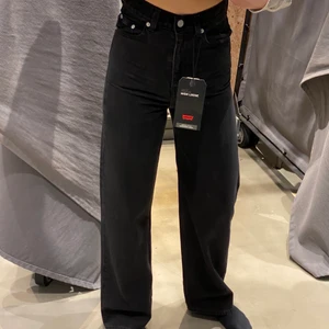 Svarta Levis Jeans - HIGH LOOSE 24 - Säljer Levis jeans i st.24 för de har blivit för små. De är i väldigt fint skick och en riktigt snygg modell. Köpta för 1319 kr. (Jag är ca 168 cm på denna bilden) 950kr + frakt 📦 👖🖤