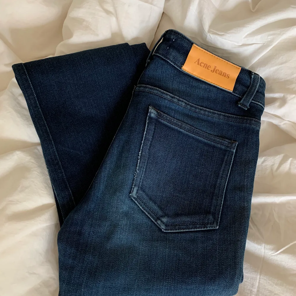 Supersnygga jeans från acne💓 strl.26/32, tyvärr alldeles försmå för mig😞 i nyskick! . Jeans & Byxor.