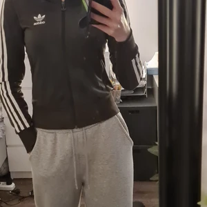 Adidas tröja - Mörk grön Adidas tröja med dragkedja. Inte använd så många gånger och sitter jättefint💕 köparen står för frakt