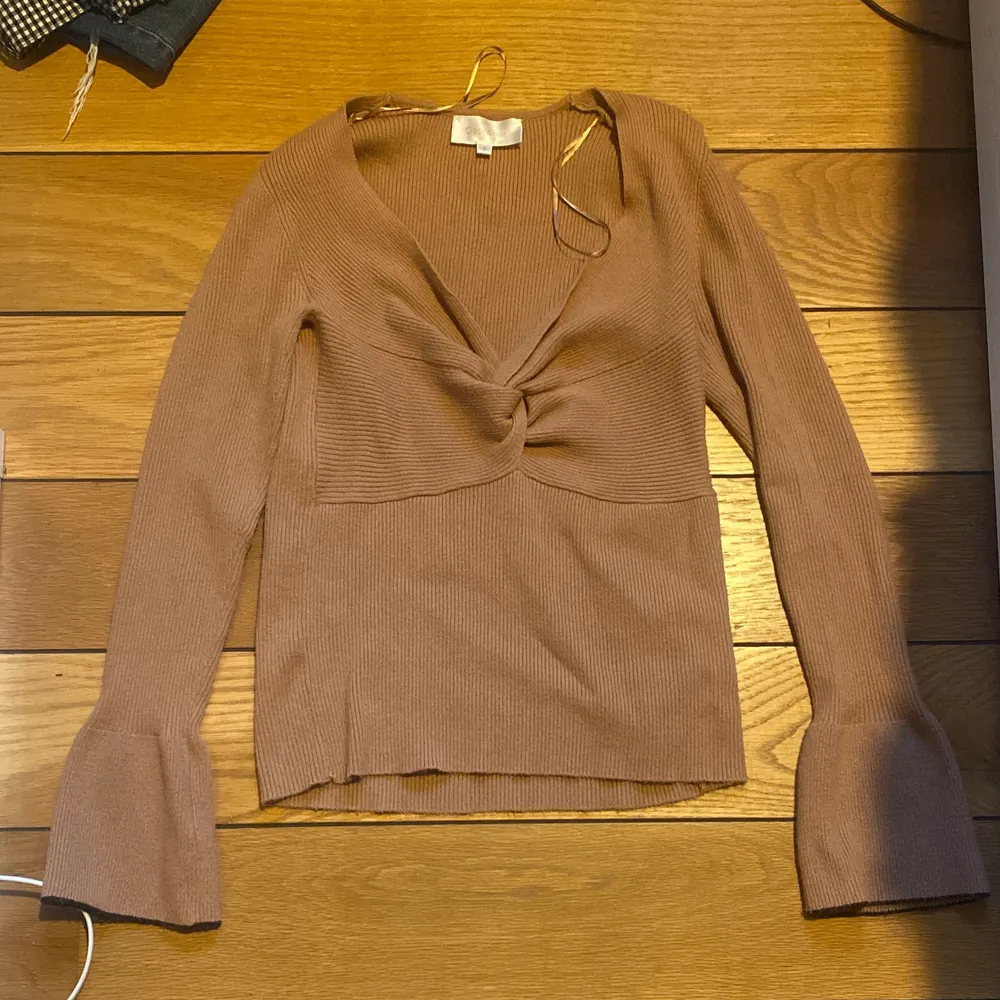 supersöt brun tröja med frontdetalj.  passar perfekt och lite stretchig storlek S. . Tröjor & Koftor.
