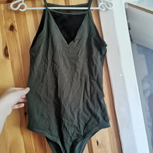 Camogrön body - Body i mörkgrön, fram o bak sida ser likadan ut