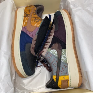 Nike Air Force 1 Low Travis Scott Cactus Jack - Säljer ett par Nike Air Force 1 Low Travis Scott Cactus Jack. Kvitto finns, kartong och allt kommer med. 