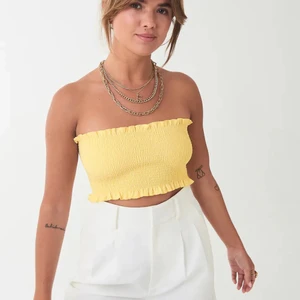 Gul bandeau topp  - Gul bandeau topp från Gina🤎 priset är diskuterbart vid snabb affär :) slutsåld med nypris på 129 kr 