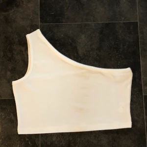 Linnea - Säljer detta linne ifrån zara💕 oanvänd! Buda i kommentarerna och fråga för mer info💕Säljer bara vid bra bud. Står ej för frakt