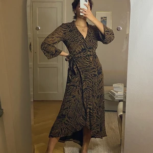 Mönstrad klänning från Ganni storlek 38 - Skickas endast -köparen står för frakt.  För referens är min längd 174 cm.