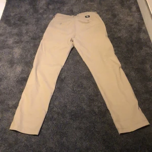 Vans chinos  - Hej, jag säljer mina Vans chinos eftersom de inte är min stil längre. Dem är i bra skick och har inga defekter. Köpte dem i höstas i Vans butiken i stockholm. Nypriset för dessa var 900kr