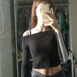 Tröja  - Jättesöt tröja med vita ränder på varsin sida. Bra kvalitet 