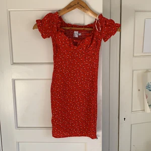 Söt röd klänning  - Jättefin röd klänning perfekt för sommaren som kommer. Storlek 32/34. Aldrig använd perfekt skick💗
