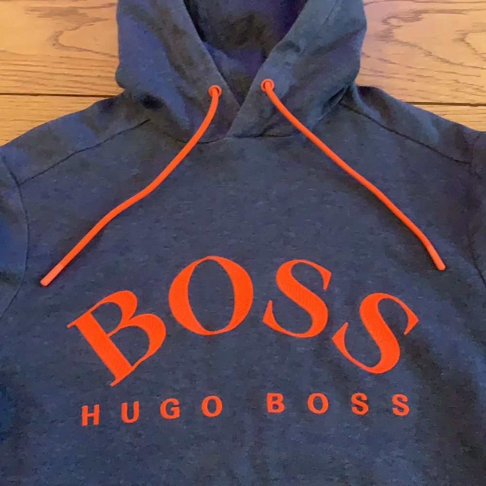 Säljer denna HUGO BOSS hoodie då jag aldrig använder den. Köpte den från Boozt.com. Storleken är XS men den är lite stor i storleken. Pris kan diskuteras.. Huvtröjor & Träningströjor.