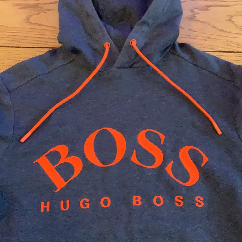 Säljer denna HUGO BOSS hoodie då jag aldrig använder den. Köpte den från Boozt.com. Storleken är XS men den är lite stor i storleken. Pris kan diskuteras.. Hoodies.