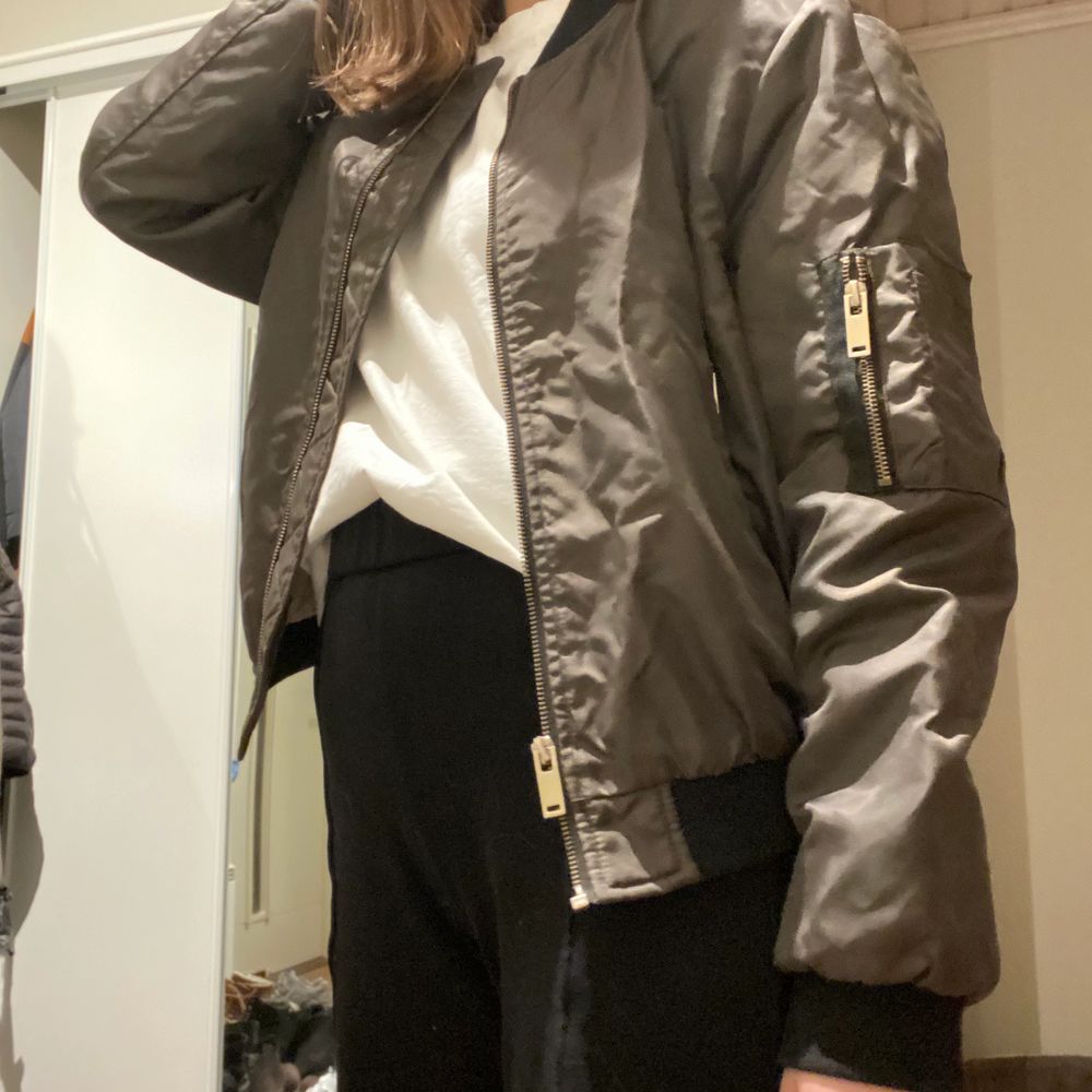 Super cool vårjacka som kommer från zara! Passar xs och s men är i storleken small. Köp direkt för 70 kr + frakt (72kr). Om du är intresserad kan vi också mötas upp i Stockholm då du slipper betala frakten!😄 Börja budgivningen på 50kr så kontaktar jag snabbt till alla!. Jackor.