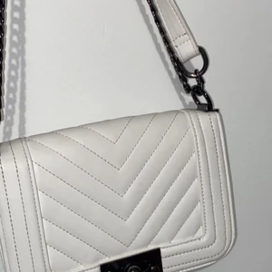 En vit Axel/kroppad väska  - En vit väska från ginatricot använde bara 2 gånger kroppad/Axel väska 