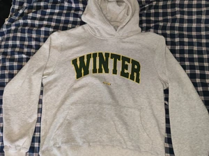 WINTER hoodie - Nyskick, bara testad och väldigt skön hoodie. Har en boxy passform så den sitter snyggt både för kvinnor och män. Inga fläckar eller andra skavanker. 200 kr + frakt spårbart!