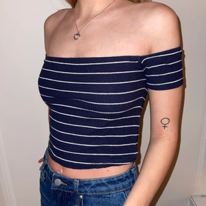 Randig off-shoulder - Randig tröja i storlek S