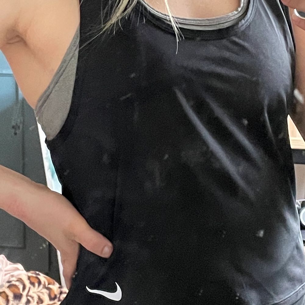 Säljer detta svarta träningslinne från Nike🖤 Aldrig använt linnet men lappen finns ej kvar. Linnet är kort i modellen och har breda axelband✨Är i storlek XS. Frakten ingår inte i priset. Om du önskar närmare bild eller mer information är det bara att skicka i DM!👍🏻 Happy shopping!🥺✨💘🍭INGÅR I PAKETPRIS 100kr. Huvtröjor & Träningströjor.