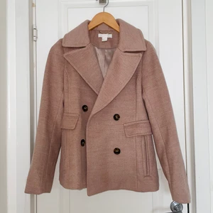 Kappa / trenchcoat - En fin kappa från H&M som jag knappt använt då den är för liten för mig. Kortare trenchcoat model.