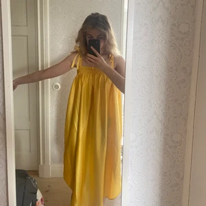 Gul sommarklänning  - Gul sommarklänning i silkesmaterial! Knyts i axlarna och är endast använd 1 gång 🥰 säljer för 50 + frakt! 