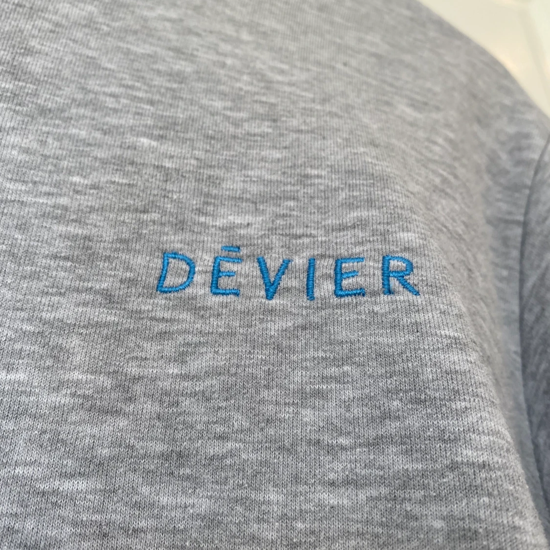 Grå sweatshirt med blåa och rosa detaljer - 91