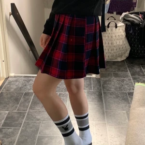 Rutig kjol - Säljer min röd rutiga kjol då jag inte är en kjol tjej. Bra kvalitet och knappt använd. Den har dragkedja vilket man ser på bild 2. Tar emot swish och köparen står för frakt💓