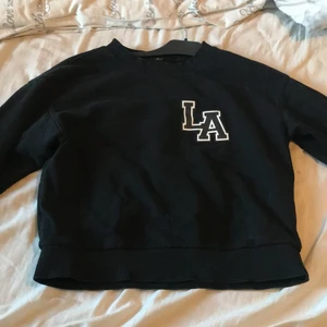 Sweatshirt  - En tröja från Gina. Använt 2 gånger och har inte använt den på ungefär 6 månader. Jätte skön och fin! Strl: XXS. Köpt för 200kr men säljer för 150
