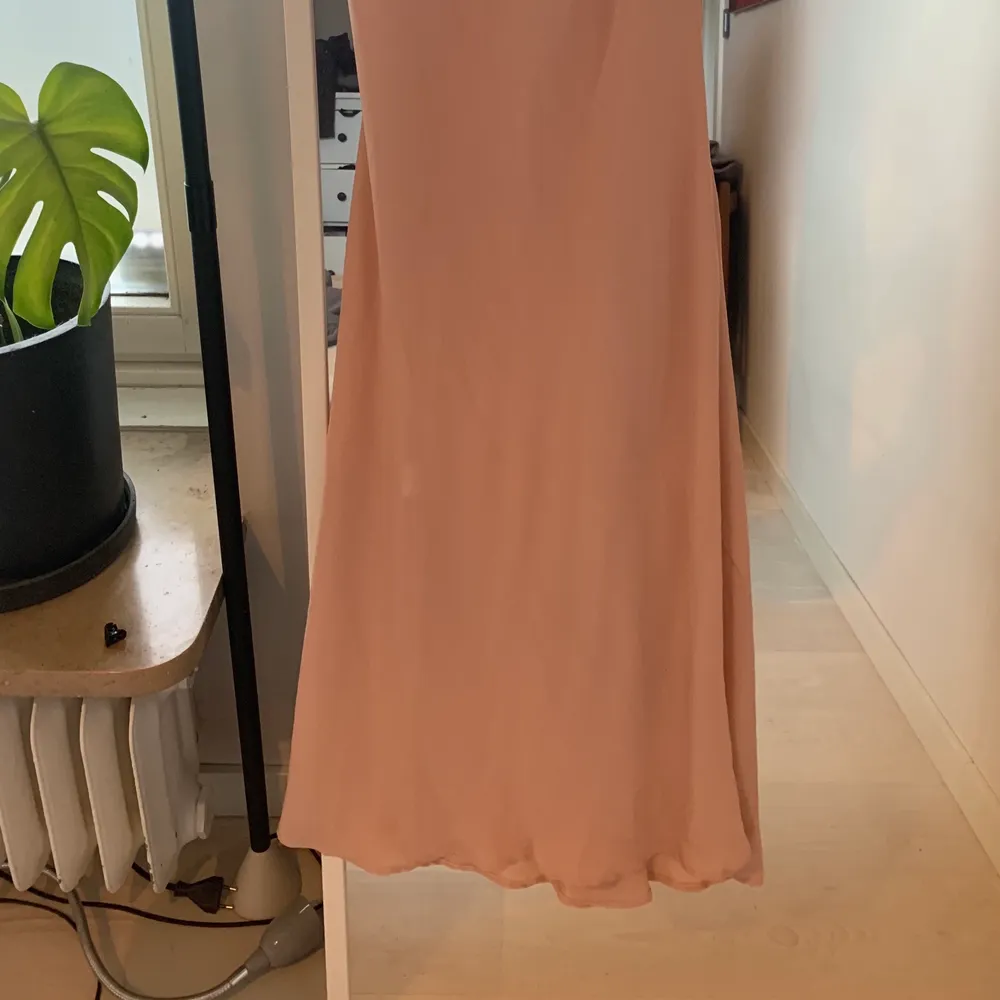En jättefin rosa klänning som aldrig är använd, tyvärr är den lite genomskinlig som man ser på 3 bilden. Köparen står för frakten . Klänningar.