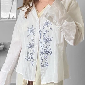 Blus med broderi - Jättesöt vit skjorta med blått broderi på. Liten fläck vid broderiet de sista bild🦋