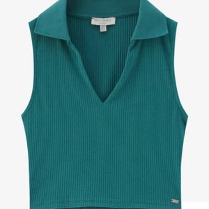 Grön topp - Säljer denna topp som är ny med prislapp kvar då den är för liten för mig över min byst. Storlek S, privata bilder går att få om de önskas💞