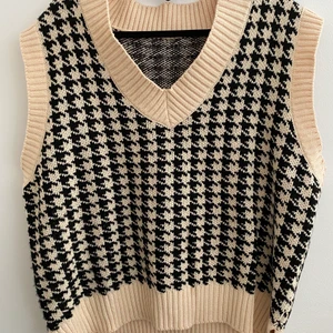 Trendig väst  - En jättefin stickad väst och nästan helt oanvänd, i västen finns ingen lapp men skulle säga att storleken är S! Slits på sidorna, Frakt 66kr (spårbar), eller så kan jag mötas i Stockholm city💓 Köpt direkt för 300kr eller buda!