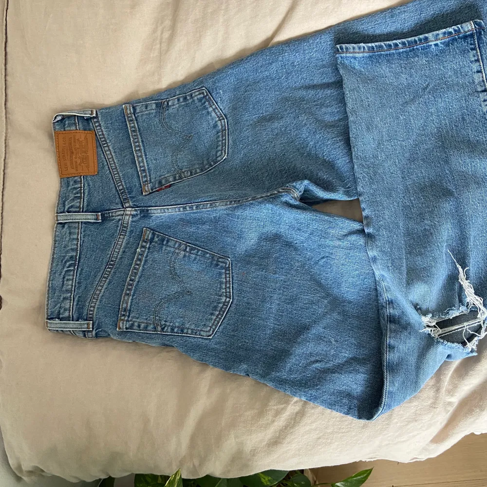 Levi’s ribcage straight jeans med hål i ena knät (ska vara så)😋🥰 Köparen betalar för frakt!. Jeans & Byxor.