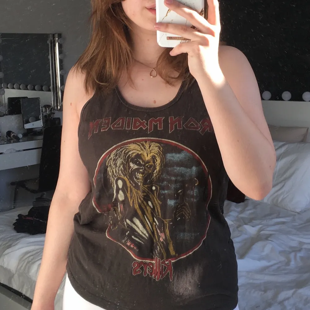 Iron Maiden Killers linne i storlek M🤍 I ganska fint skick🤍 Då jag har bytt stil så kommer ej denna komma till någon användning här hemma🤍. Toppar.