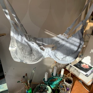 Bh - Vit spets-bh utan inlägg. Väl använd men fortfarande extremt vacker. Banden är justerbara🌶