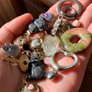 Berlocker  - Blandade berlocker av olika storlek och kavlitet🌶 kristallen är såld