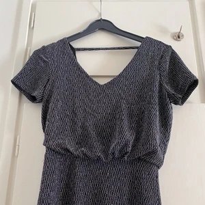 Glittrig långklänning - Festlig långklänning med fin rygg! Har använts en gång på bal.