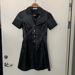 Imitationsskinn klänning - En svart imitationsskinnsklänning från Mango! Endast använd 2 ggr, alltså jättefint skick. Endast en liten blek fläck på ena ärmen. Säljer den då den inte kommer till användning 😊 passar både xs och s. köparen står för frakt! 