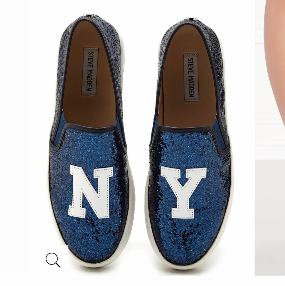 Snygga blå glittriga Steve Madden skor med loggan ”N & Y”🤩 Är som nya då jag bara använt dom MAX 2 gånger!! Säljer pga ingen användning för dom.          Nypris ligger mellan 900- 1000kr, men buda från 700kr.                                                                  ❗️Skriv till mig vid intresse❗️. Skor.