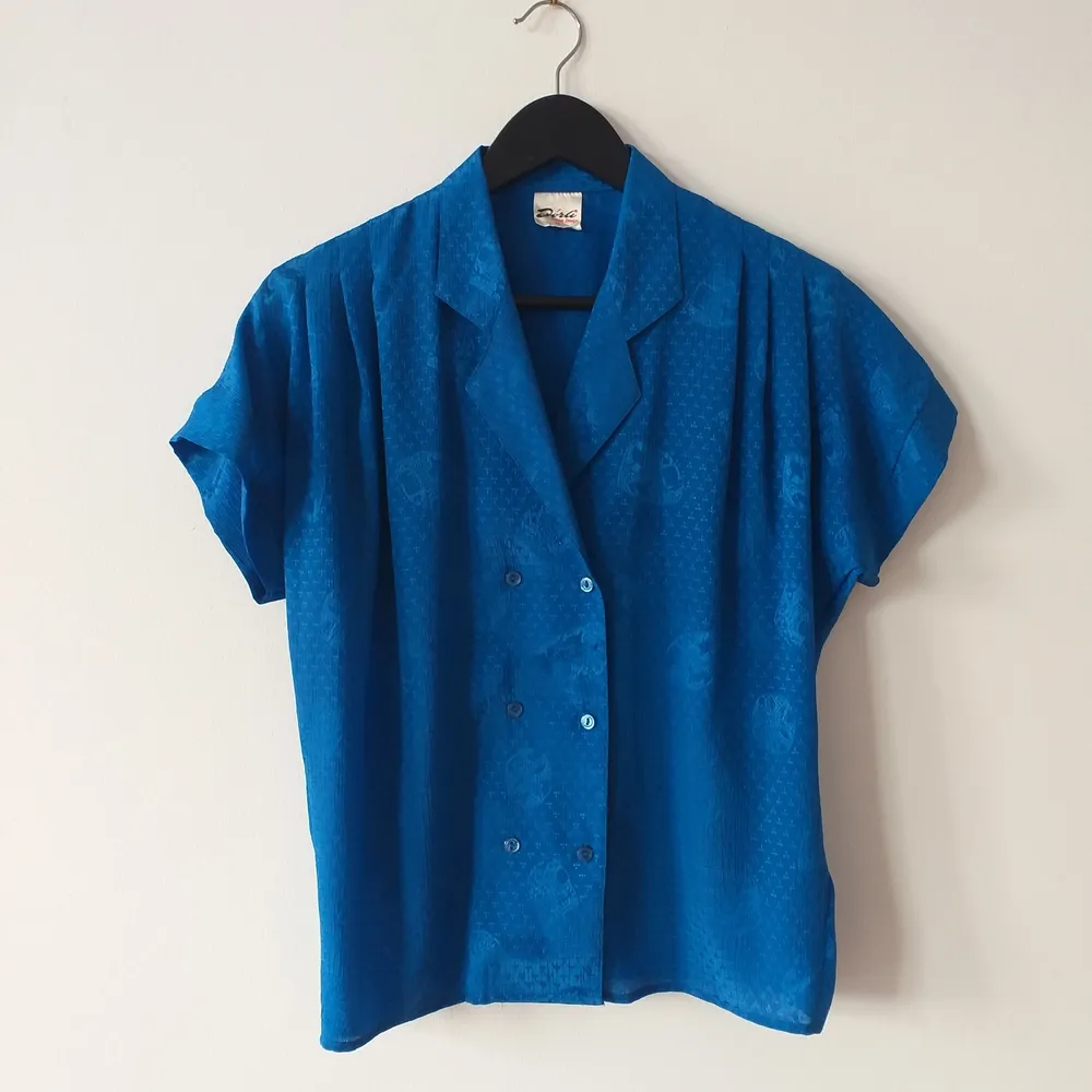 Klarblå vintage blus i gott skick. . Blusar.