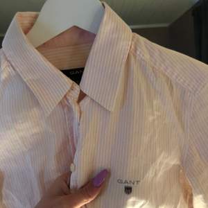 Superfin och lyxig skjorta från GANT i storlek 34. Rosa och vit, perfekta ljusrosa färgen 💗 Superbra skick och sparsamt använd 💗