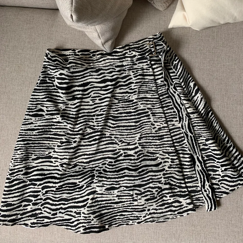 Satinkjol i zebra mönster från H&M, storlek 38. Från början var kjolen lång men har fått den uppsydd. As ball kjol till sommaren! Buda i kommentarerna. Kjolar.