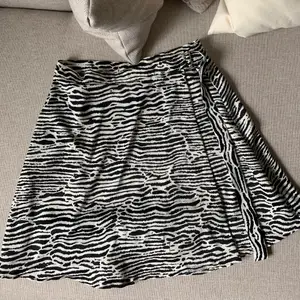 Satinkjol i zebra mönster från H&M, storlek 38. Från början var kjolen lång men har fått den uppsydd. As ball kjol till sommaren! Buda i kommentarerna