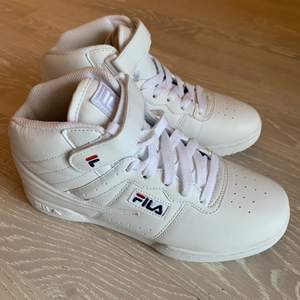 Skitsnygga vita sneakers för sommaren, dessutom Fila! Visade sig vara för stora för mig tråkigt nog.                      De är helt oanvända i kartong, storlek 37,5.                              Kan antingen ses i sthml eller frakta
