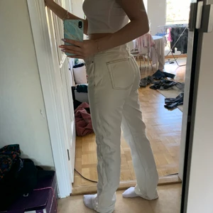 Långa raka jeans - Byxorna har en fläck på ena benet längst ner men det är på insidan och syns inte när man har på sig dem. Kan skicka bild om det skulle viljas. Frakt ingår i priset